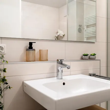 Apartment Nexstay Mit Terrasse & Parkplatz Fuer 4 *